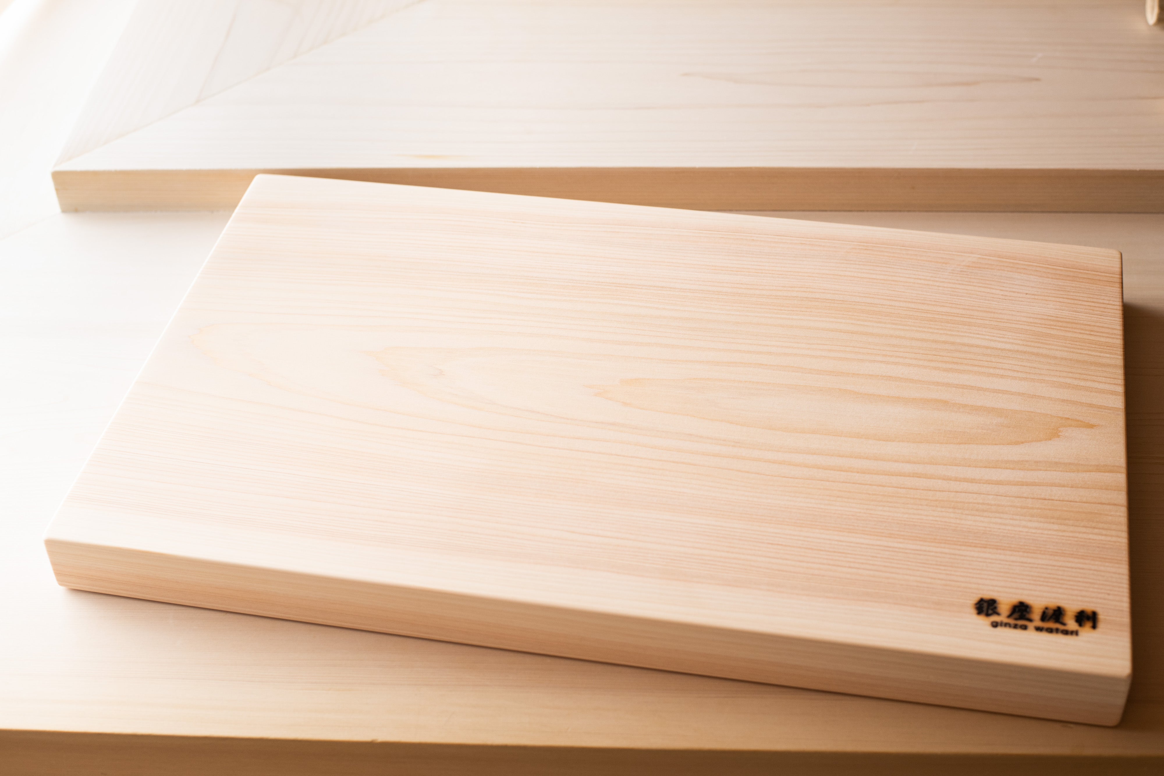 [Ginza Watari original] Yoshino cypress cutting board 550mm × 300mm × 30mm